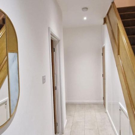 Shm Stays Leicester. Newly Renovated!! 15 Min Drive From City Centre, University. 9 Min Drive To Leicester City Stadium, 5 Min Drive To M1 & M69. 2 Min Walk To Bus Stop. Exterior foto