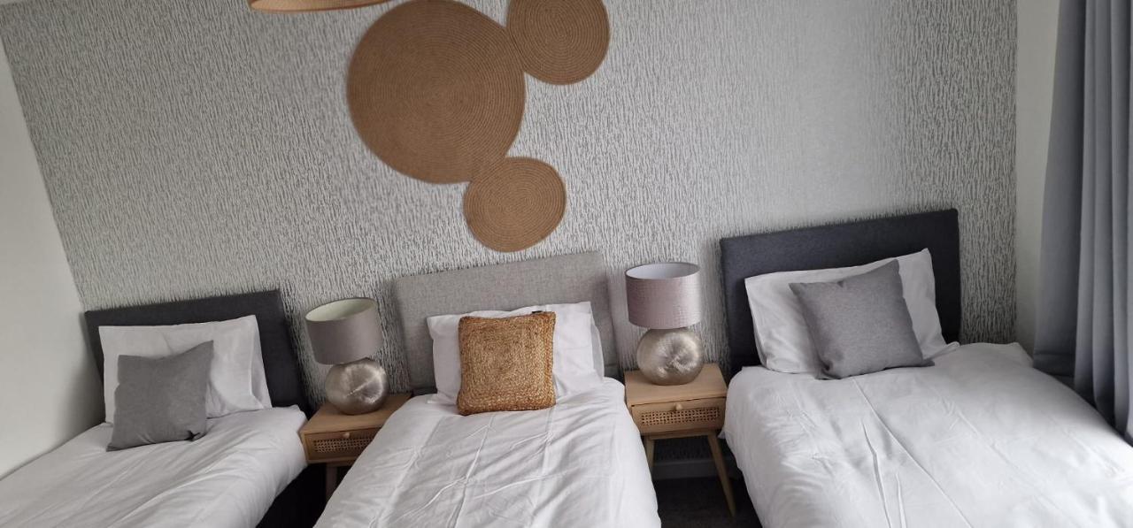 Shm Stays Leicester. Newly Renovated!! 15 Min Drive From City Centre, University. 9 Min Drive To Leicester City Stadium, 5 Min Drive To M1 & M69. 2 Min Walk To Bus Stop. Exterior foto