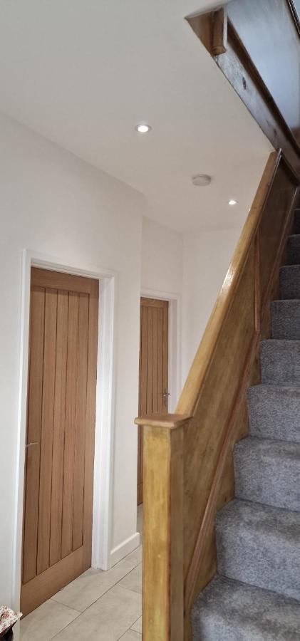 Shm Stays Leicester. Newly Renovated!! 15 Min Drive From City Centre, University. 9 Min Drive To Leicester City Stadium, 5 Min Drive To M1 & M69. 2 Min Walk To Bus Stop. Exterior foto